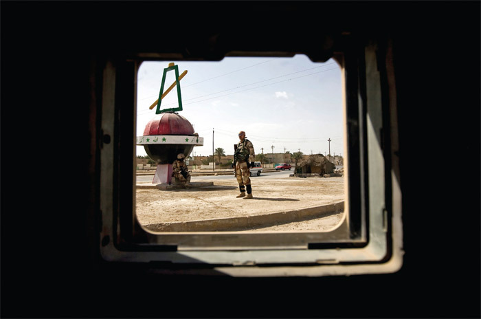 From Iraq/Perspectives: Photographs by Benjamin Lowy (Duke University Press, 2011).