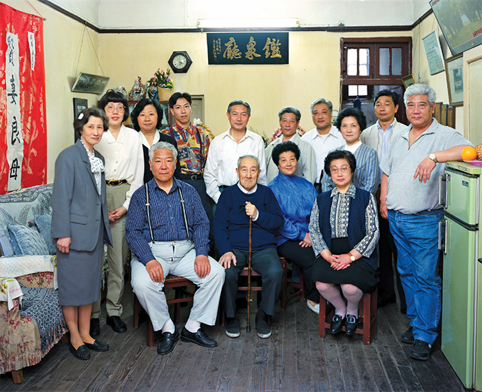 Thomas Struth, The Ma Family, Shanghai, 1996, C-print, 33 1/4 × 41".