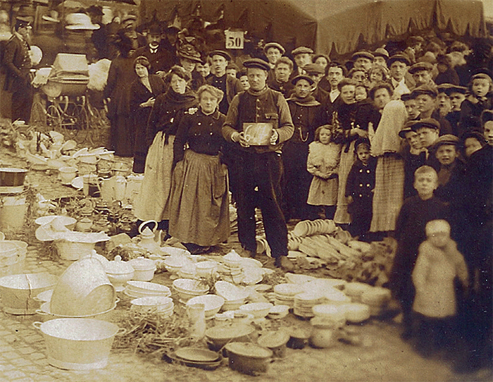 A Parisian flea market, ca. 1910.