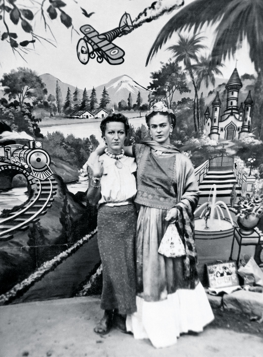 Jacqueline Lamba and Frida Kahlo, 1938. Association André Breton