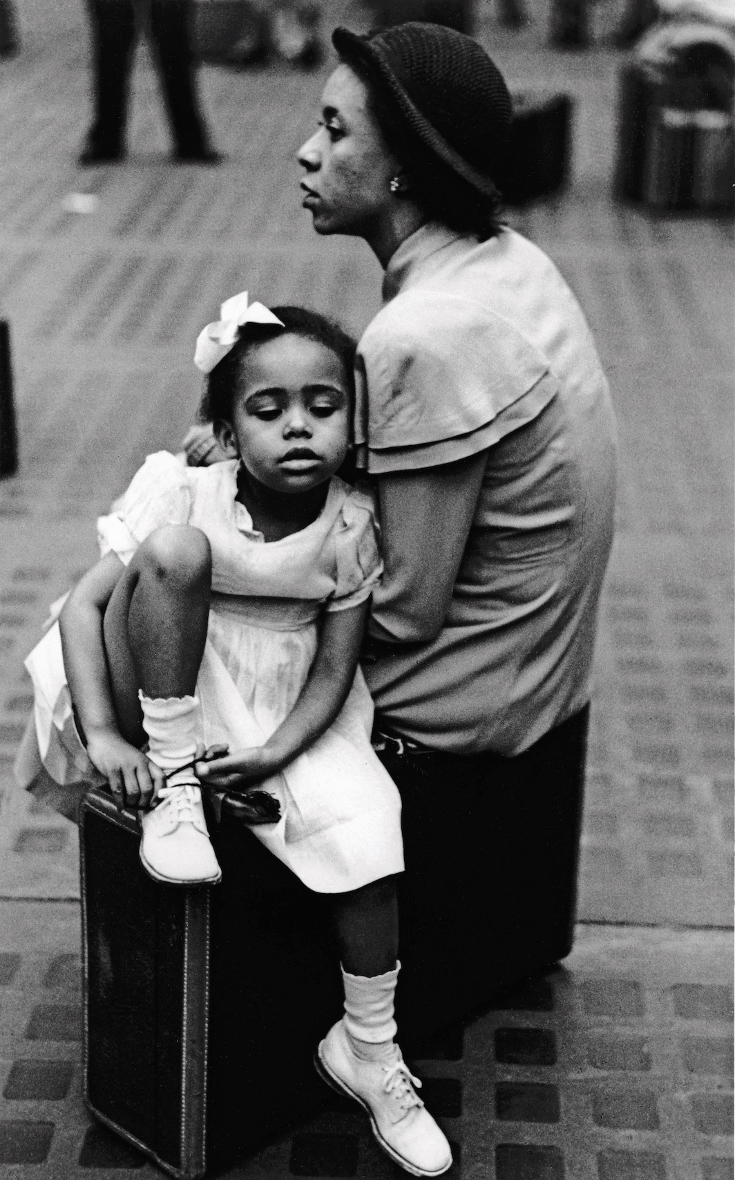 Ruth Orkin, Mother and Daughter on Suitcase, Penn Station, New York City, 1947, gelatin silver print, 18 7/8 × 12 7/8". © Orkin/Engel Film and Photo Archive/VG Bild-Kunst, Bonn