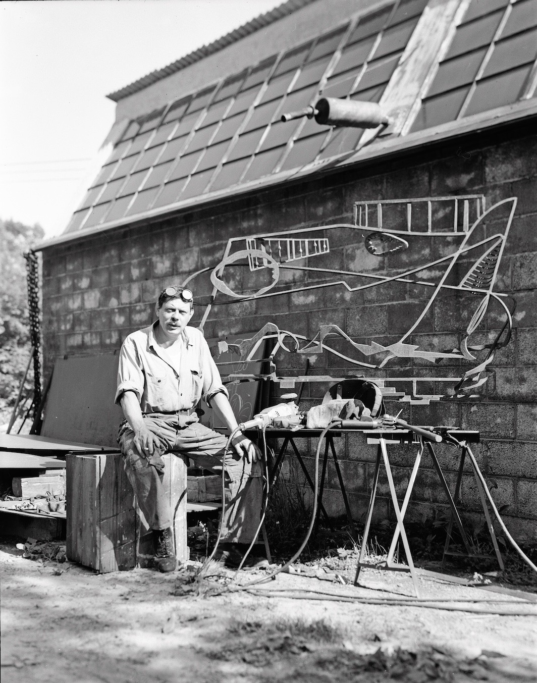 David Smith with his 1951 Hudson River Landscape outside his workshop at Bolton Landing, New York, ca. 1951. © The Estate of David Smith/Licensed by VAGA at Artists Rights Society (ARS), NY