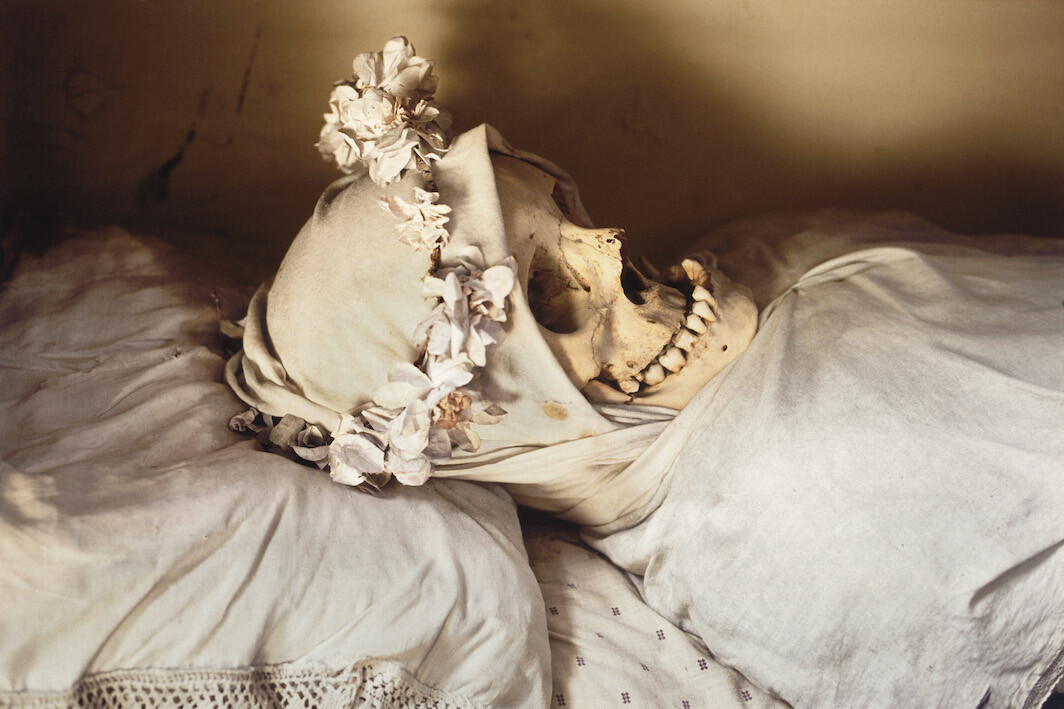 Rosamond Purcell, Skeleton of an Unmarried Woman, Capuchin Catacombs, Palermo, 1993, ink-jet print. © Rosamond Purcell, Courtesy the artist.